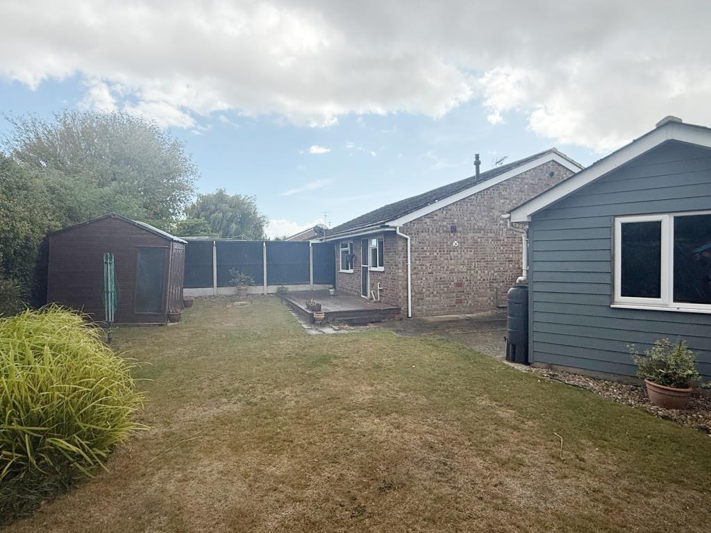 Lot: 134 - SEMI-DETACHED BUNGALOW FOR IMPROVEMENT - Rear view of property and garden